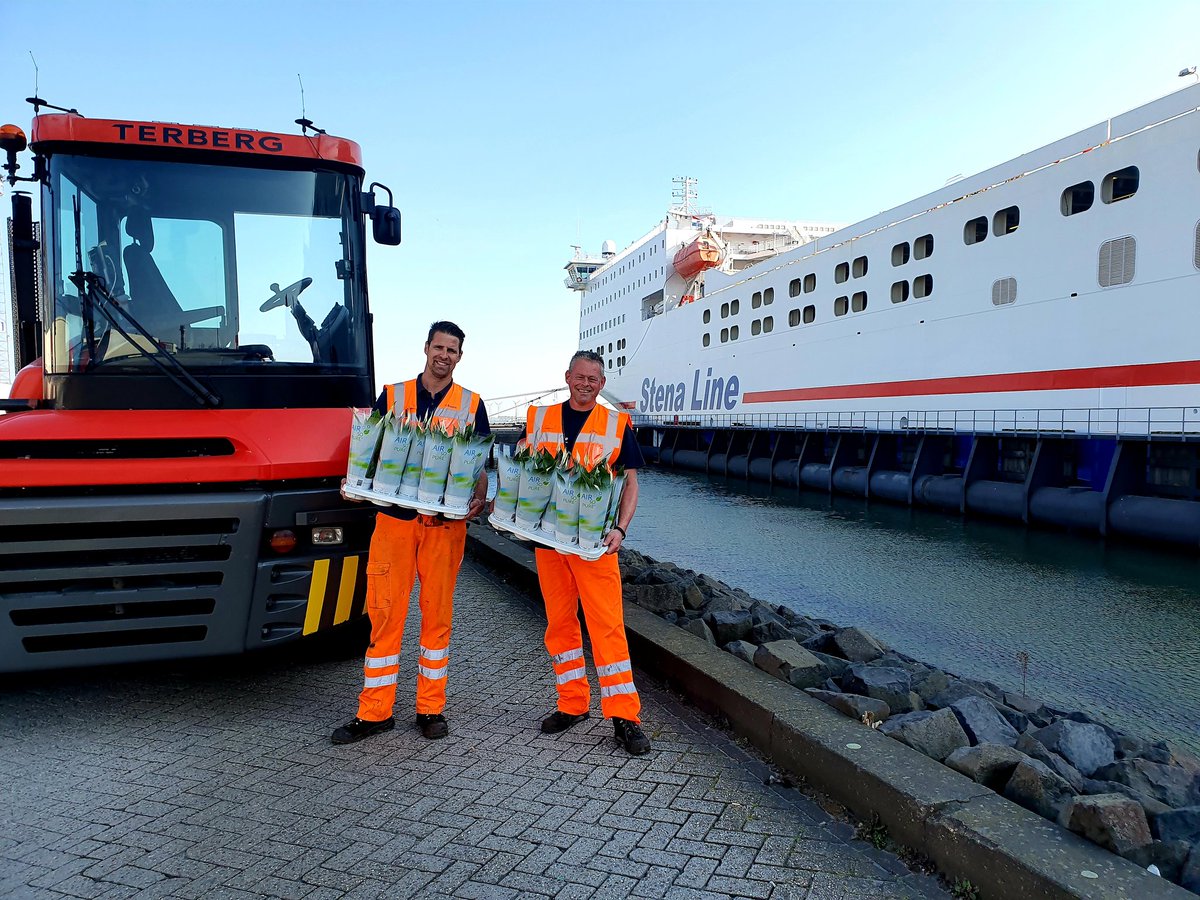 voortpotplanten's tweet photo. SPATHIPHYLLUM | Onze planten worden door heel Europa verkocht, ook in England. Samen met transporteurs en chauffeurs zorgen deze helden dat het daar aan komt.  #Bedankt https://t.co/Xv8Wl3vHwz