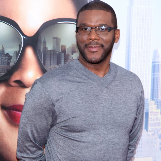HipHopWired's tweet image. Tyler Perry Pays For Senior Citizens Groceries At 73 Grocery Stores bit.ly/34q4FCf  #coronavirus