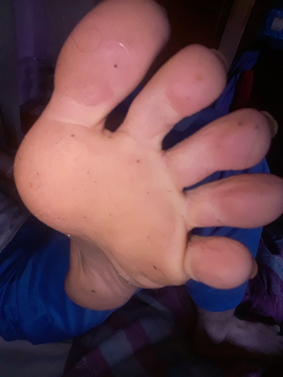 CashmasterDevil's tweet photo. Post palestra da casa😂 puliti e odorosi come piacciono a voi vermi $$figati🤑 #cashmaster #cashslaves #cashslave #malefeet #pindick #moneymaster #loser #slave @RTboy_ @tfootmaster @sub4FOOTMASTERS @rt https://t.co/77dvulmrny