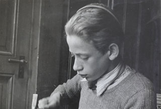 yadvashemES's tweet photo. #PÉSAJ
Bruno, internos del hogar infantil de #Tavannes, #Suiza fabricó un soporte para #matzot y una bandeja del #séder que, en vísperas de la clausura del hogar al terminar la guerra decidió regalar Salomón Wolff como agradecimiento.
Descubra más:
https://t.co/ZIxLYvR5hg https://t.co/E2XpIS5s7N