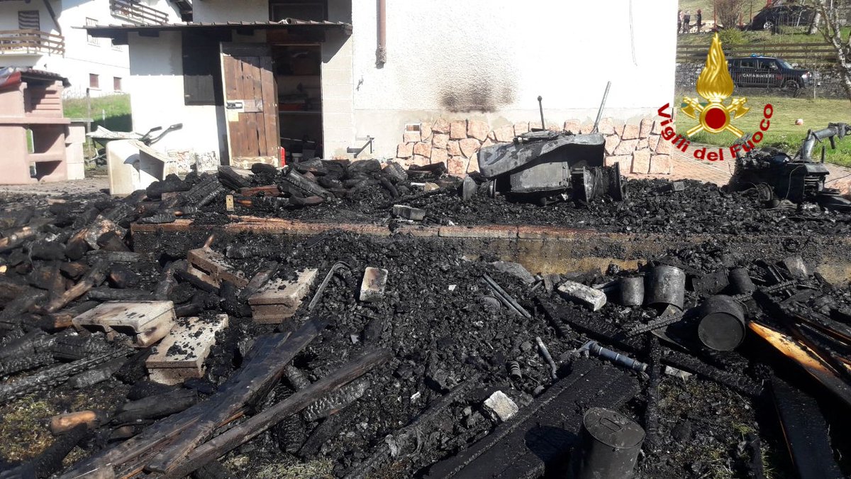 vvfveneto's tweet photo. #9aprile 15:45 #Sovramonte(BL) #incendio di una casetta in legno utilizzata come deposito mezzi agricoli e giardinaggio. #Vigilidelfuoco spengono le fiamme del ricovero andato completamente bruciato con il suo contenuto. cause in corso di accertamento #soccorsiquotidiani https://t.co/fsqKWpVYcg