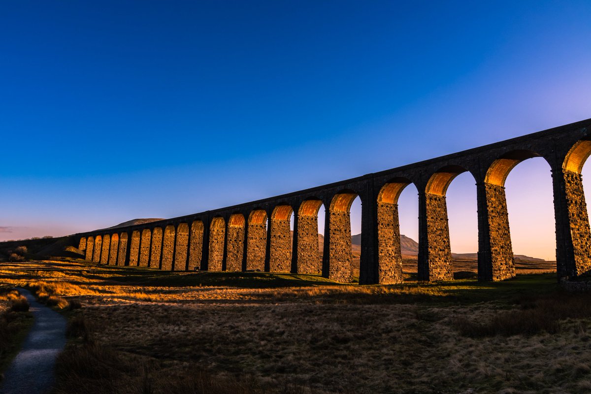 #ThrowbackThursday to a beautiful sunset at Ribblehead Viaduct 🌅 #StormHour #ThePhotoHour #ribbleheadviaduct #sunset #canonuk #landscapephotography