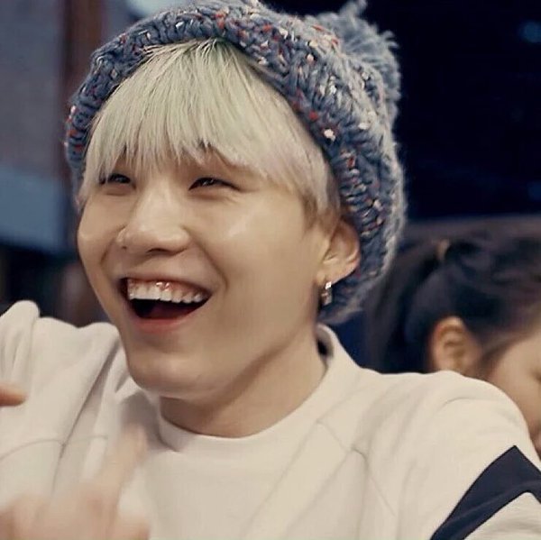 Yoobie Doobie's gummy smile, a thread to heal your soul.