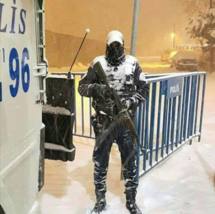 avcihuso48's tweet photo. Üşümüyorum anne havalar cok güzel beni merak etmeyin..#polisehakkınıverin https://t.co/Ek6tjNYqxs