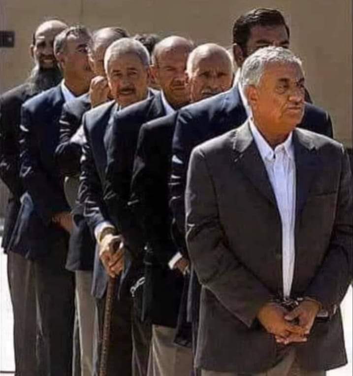 لو دامت لغيرك ماوصلت اليك
في هذه الصورة أبرز قيادات نظام الحكم قبل عام 2003 كانت الأرض ترتجف حين يمرون عليها، ولعلكم ترون (علي حسن المجيد) والأخير الملتحي (عبد حمود) الذي كان سكرتيرا شخصيا لصدام حسين وهم يقادون مكبلين الى المحكمة فإعتبروا ياأولي الألباب