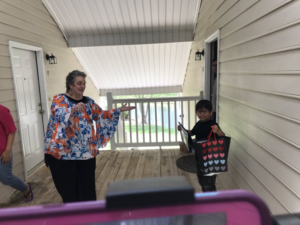 nccharacter's tweet image. Kindness poster contest prize delivery @TMSAElementary 
With Principal Burke
Gooooo Tigers!
#KindnessMatters 
#SocialDistancing
#Honorable School of Character
@CharacterDotOrg @JustynKnox @phylisjerono @MarkRJohnsonNC