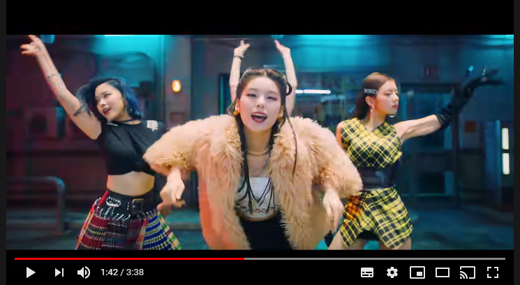 hugejoonie's tweet photo. no sé quién es esa chica de las trenzas pero es mi bias perdón https://t.co/Lc9VXdcedo