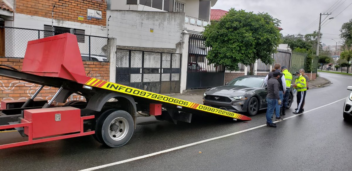 emov_ep's tweet photo. Durante la mañana, 11 vehículos fueron retenidos en las avenidas centrales de Cuenca, por circular bajo el último dígito de su placa que no corresponde a la fecha establecida. Evite ser sancionado.

@MunicipioCuenca @pedropalaciosu @RadioCiudad1017 @UNSIONTV https://t.co/vDLcSF0QCF