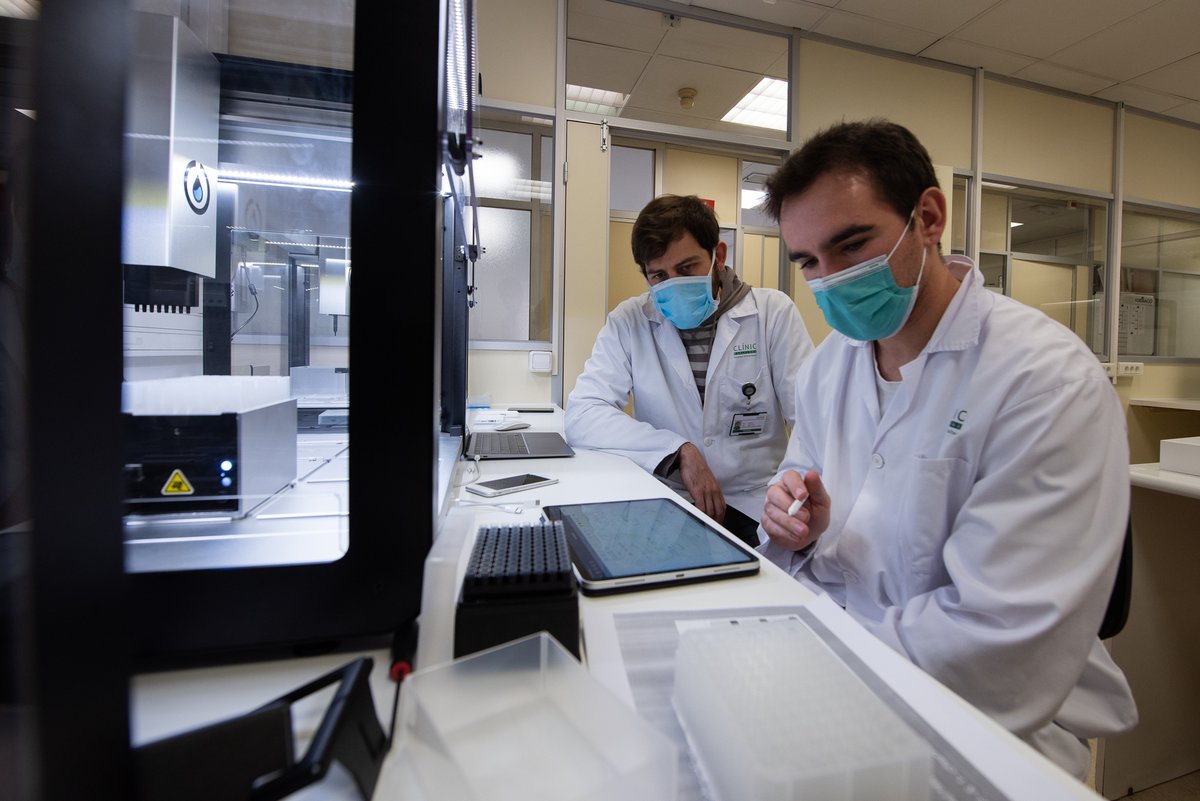 El #CLÍNIC incorpora un nou robot per realitzar proves massives PCR per a la #COVID19.  Ha estat possible gràcies a l'esforç col·lectiu d'entitats privades i públiques en el marc de la iniciativa Covichain Robots.

Més informació 👉🏼 bit.ly/3c9B7LT