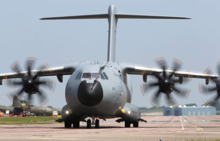 ChiefofAirStaff's tweet image. Thank you to our superb Air Mobility and Support Helicopter Forces, moving @NHSuk specialists, equipment and patients around the UK this week. A whole team that’s helping make the difference. #InThisTogether @RoyalAirForce @ComdJHC @DefenceHQ