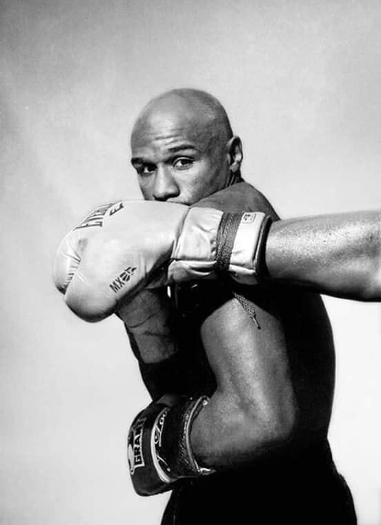 BoxingROKus's tweet image. Is @FloydMayweather the best fighter to utilize the #PhillyShell aka #ShoulderRoll or do you guys feel someone else did it better? 
#BoxingSurvey #BoxingQuestion #BoxingPost #BoxingOpinions #BoxingThoughts #Boxing101 #BoxingKnowledge #BoxingPic #BoxingROKus #FloydMayweatherJr