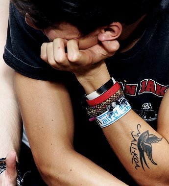 𝗔 𝗯𝗶𝗿𝗱 𝘄𝗶𝘁𝗵 𝗠𝗮𝗹𝗶-𝗞𝗼𝗮: This tattoo is dedicated to Calum’s sister, Mali-Koa Hood. “It’s my sister’s name. She’s my best friend, and no one else gets me like she does. I go to her for everything,” he said in an interview with Capital FM.