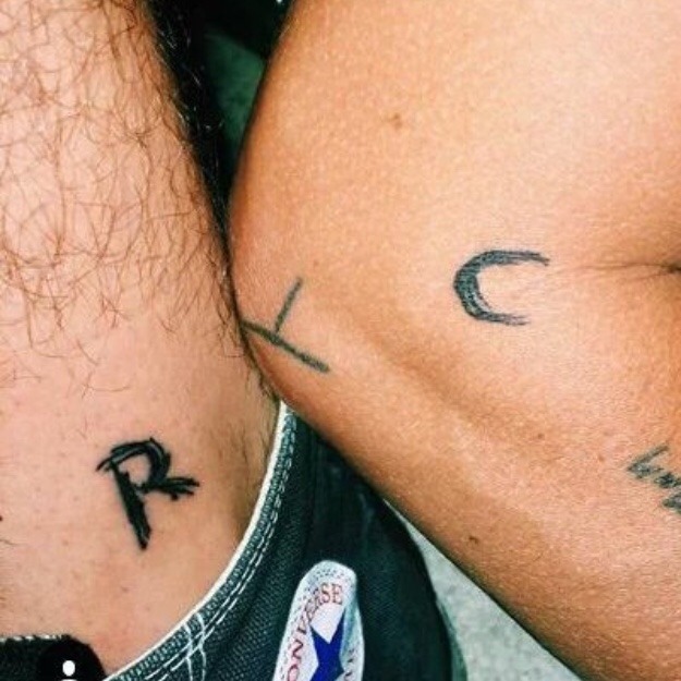 "𝗕𝗮𝗹𝗶 𝗧𝗼𝘂𝗿 '𝟭𝟲" 𝗮𝗻𝗱 𝗥: Calum got this tattoo after the rest of the band left him in Bali, Indonesia after their vacation in 2016. During the same 2016 trip Calum and his friend Roy got each other’s initials tattooed. He lost his passport.