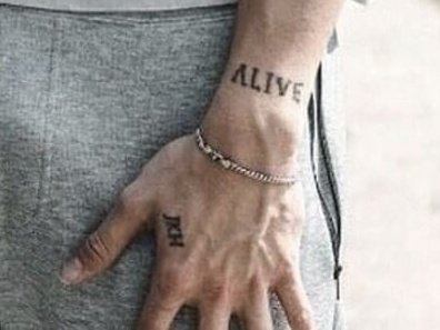 𝗔𝗟𝗜𝗩𝗘: Calum has never explicitly said the meaning of this tattoo, but once in an interview he revealed that he used to own a necklace from the brand The Giving Keys which said “alive.”