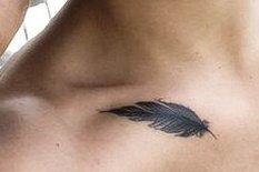 𝗦𝗶𝗹𝘃𝗲𝗿 𝗳𝗲𝗿𝗻 𝗹𝗲𝗮𝗳: Calum admitted that this tattoo was initially supposed to be a silver fern leaf to represent New Zealand, where his mom is from, but it ended up looking more like a feather.