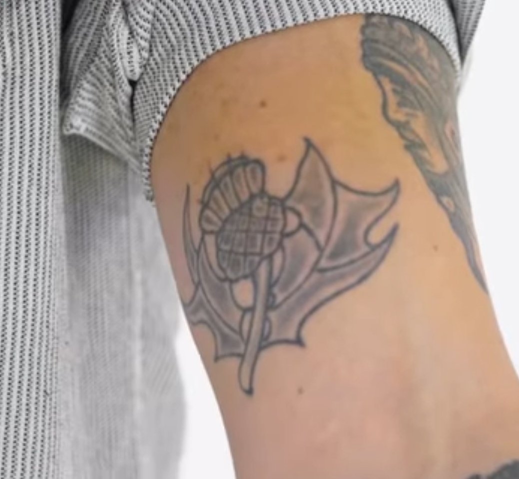 𝗦𝗰𝗼𝘁𝘁𝗶𝘀𝗵 𝘁𝗵𝗶𝘀𝘁𝗹𝗲: Calum got this tattoo because his dad is Scottish, but it actually has a much deeper meaning. The legend of the Scottish thistle says that the plant represents bravery, courage, and loyalty when faced with danger or hard times.