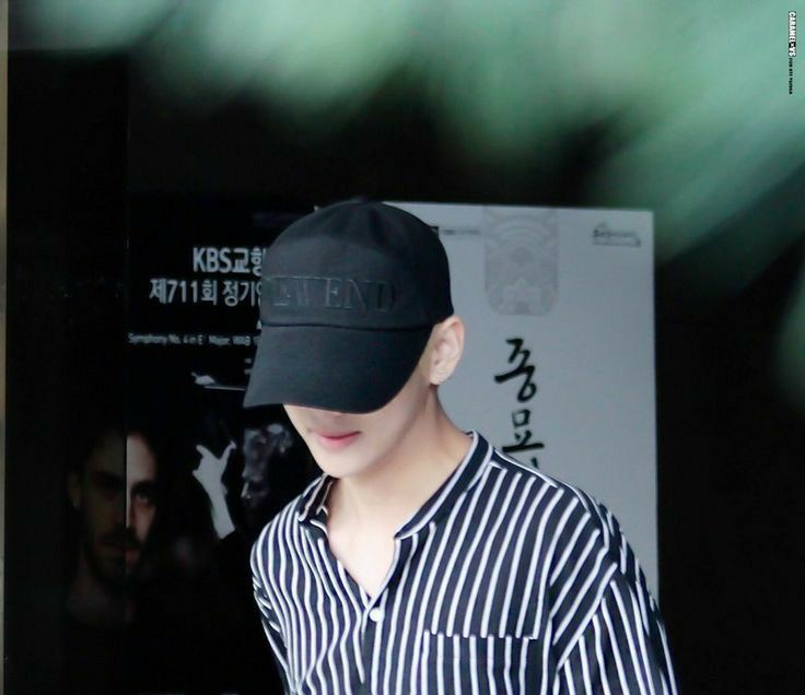 tae in black caps >>>