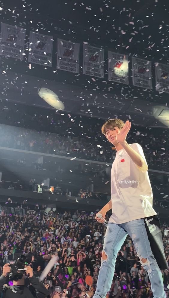 BTS fan taken pics at concerts, the longest thread