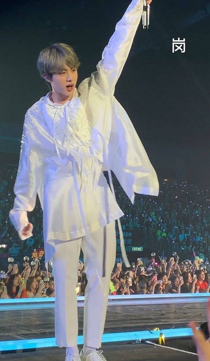 BTS fan taken pics at concerts, the longest thread