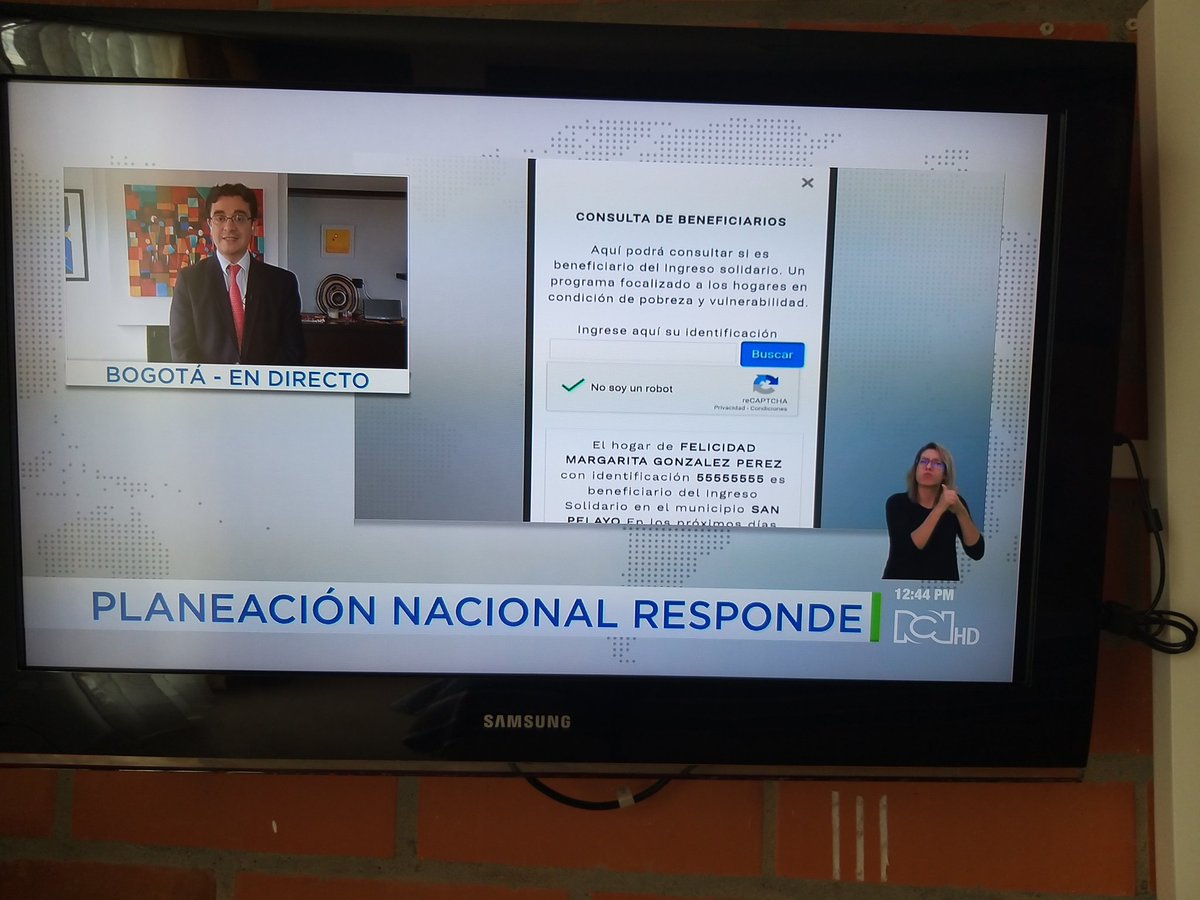 CNDColombia's tweet photo. A pesar de solicitudes y ruegos por fin @NoticiasCaracol y @NoticiasRCN permiten que las personas sordas puedan informarse. Dejo claro que la ley que lo exige lleva años de promulgada. https://t.co/6N52Z4djKE