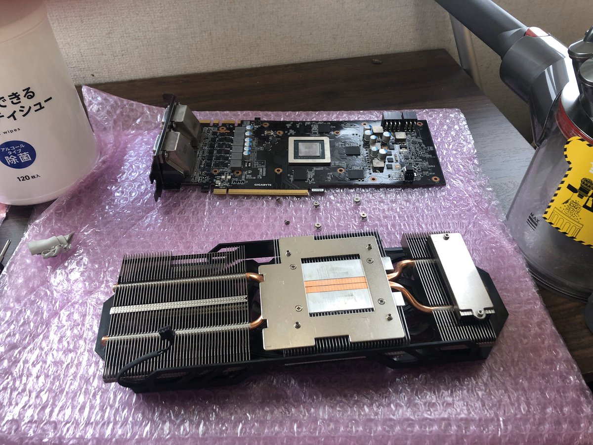 MasaR014's tweet photo. 掘り出し物のグラボ、絶望的にカピカピだったので剥がしーの削りーの貼りーのしました。
マジでエレクトロニッククリーナー最強じゃない？？ https://t.co/jflCMyAuBY