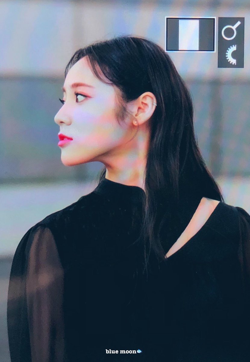 she's really proud of her sharp jawline and her eyebrow trick and we love that for her go jinsoul show us your jawline