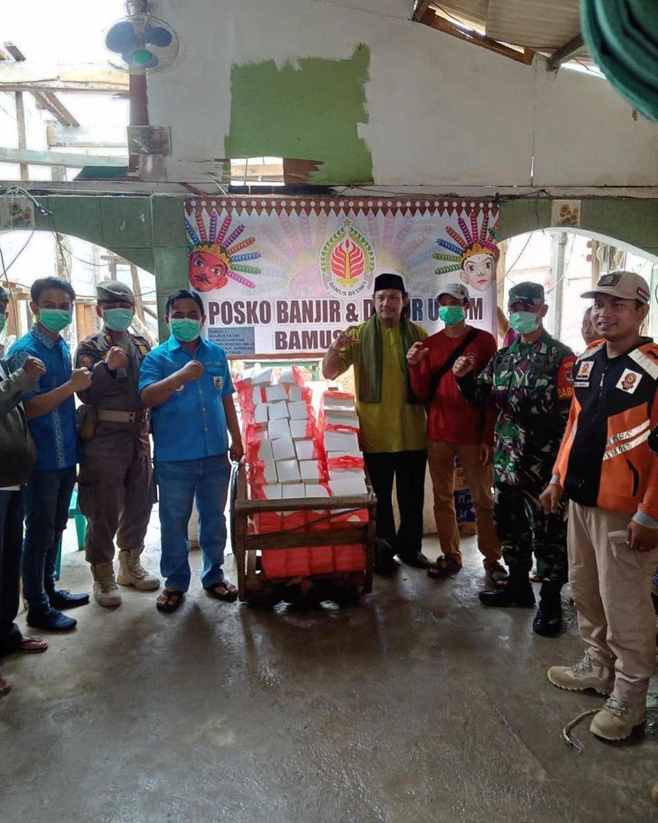 dppknpiofficial's tweet photo. #LATEPOST

DPP KNPI bekerjasama dengan BAMUS Betawi Pimpinan H. Oding bagikan 400 Nasi Box dan Hand Sanitizer di Kampung Melayu, Jakarta Timur.

@bung_HP
@jacksonkumaat

#KNPI
#DPPKNPI
#PEMUDAINDONESIA 
#PEMUDA
#RESPECTCOVID19PEMUDAINDONESIA 
#BAMUSBETAWI
#BETAWI
#ENERGYOFHARMONY https://t.co/vy4fGQkIs0