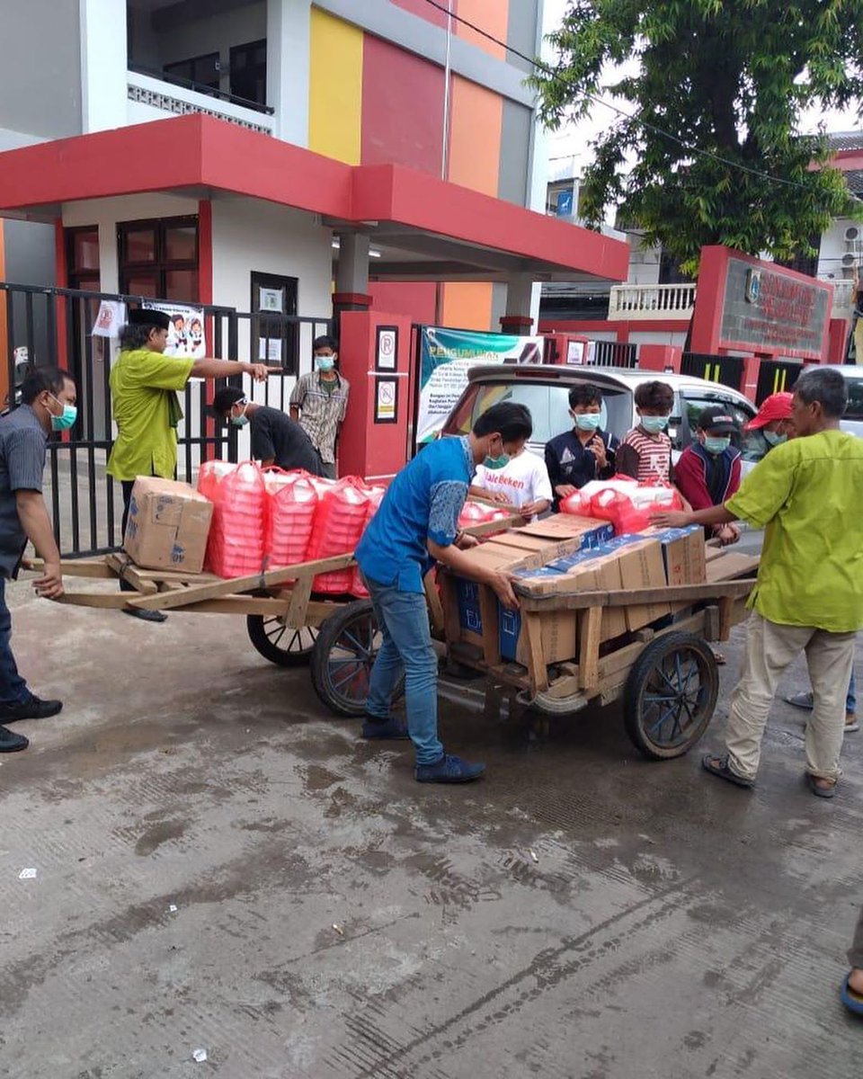 dppknpiofficial's tweet photo. #LATEPOST

DPP KNPI bekerjasama dengan BAMUS Betawi Pimpinan H. Oding bagikan 400 Nasi Box dan Hand Sanitizer di Kampung Melayu, Jakarta Timur.

@bung_HP
@jacksonkumaat

#KNPI
#DPPKNPI
#PEMUDAINDONESIA 
#PEMUDA
#RESPECTCOVID19PEMUDAINDONESIA 
#BAMUSBETAWI
#BETAWI
#ENERGYOFHARMONY https://t.co/vy4fGQkIs0