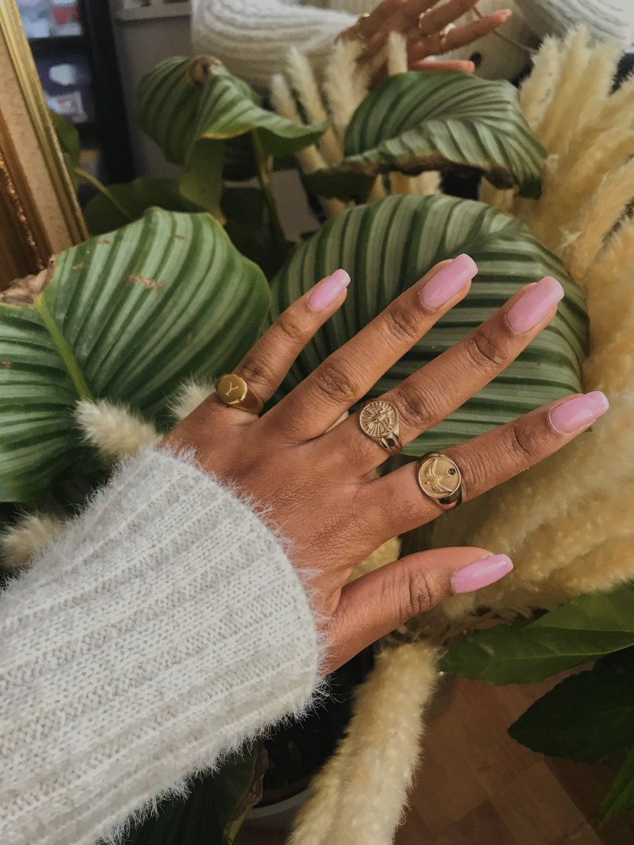 stuck between wanting to give parisian, monochromatic and pinterest vibes all in one go.