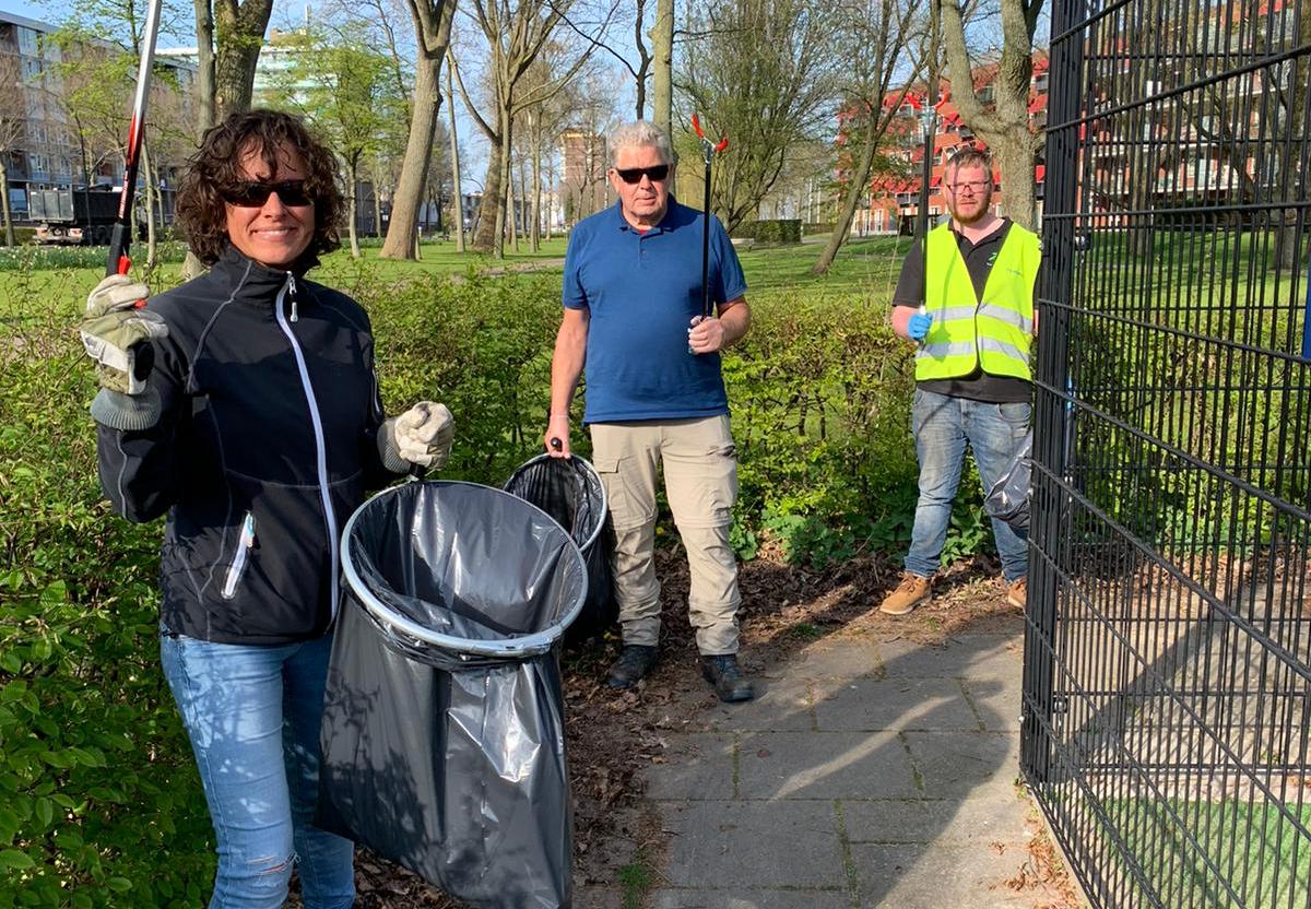 Gisteren was ik op 't #ANWB Groenplein i/h Rosariumpark #Krommenie om chillende jongeren aan te spreken. Ik schrok v/d grote hoeveelheid #zwerfafval. Drie vrijwilligers vingen dit signaal op en prikten vandaag 't hele park schoon. Uiteraard🔛1,5m. Dank toppers!