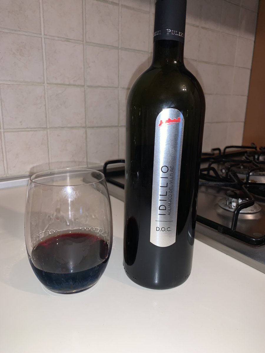 CAMARDELLAGio's tweet photo. Ovviamente l'#aglianico del mio #vulture  nn può mai mancare.
Alto livello 🔝 #idillio 🍷 https://t.co/kKf5MGOSDr