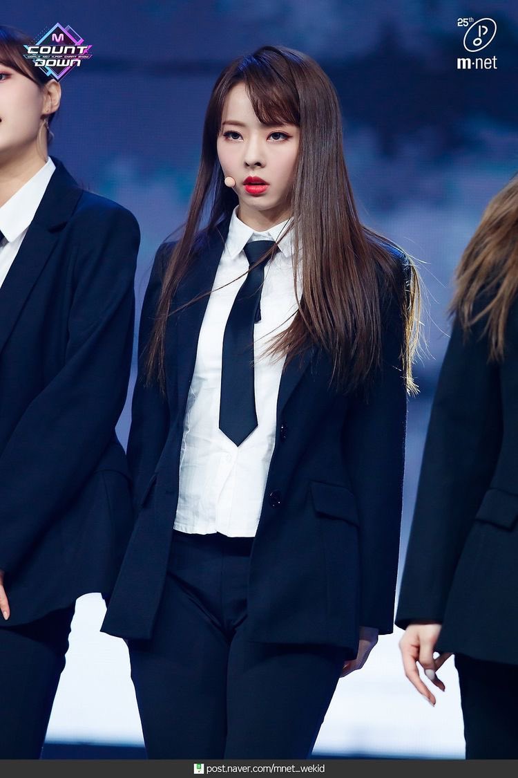 loona members being light and dark mode ; a thread