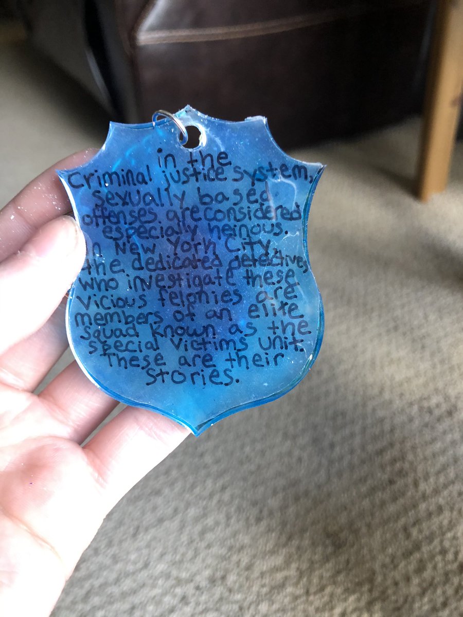 SSUnitCast's tweet image. There’s no new SVU tonight🥺 so we are doing a giveaway for this keychain in the shape of a police badge w/ the SVU opening monologue on it💙 to enter: like our page &amp;amp; retweet, get extra entries by tagging friends in the comments. Contest ends when we reach 200 followers🙏