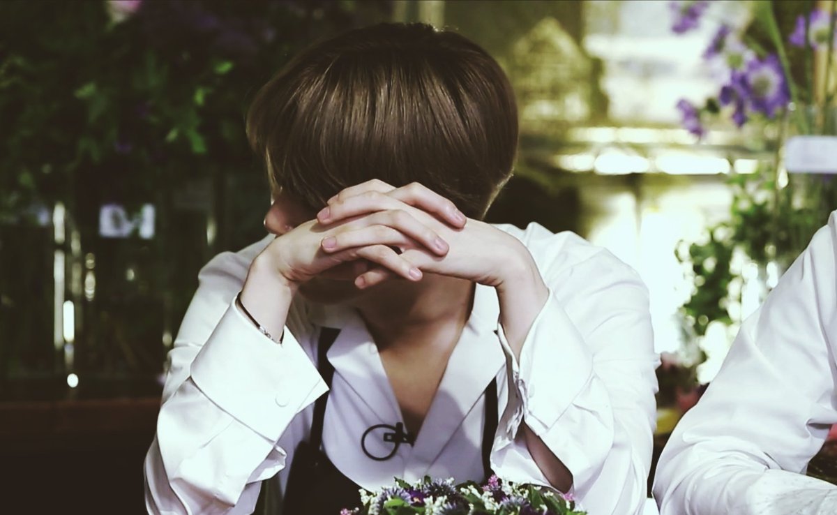 Favourite physical feature?Yoongi : I love my fingers- -An aesthetic thread - - @BTS_twt   #RunBTS