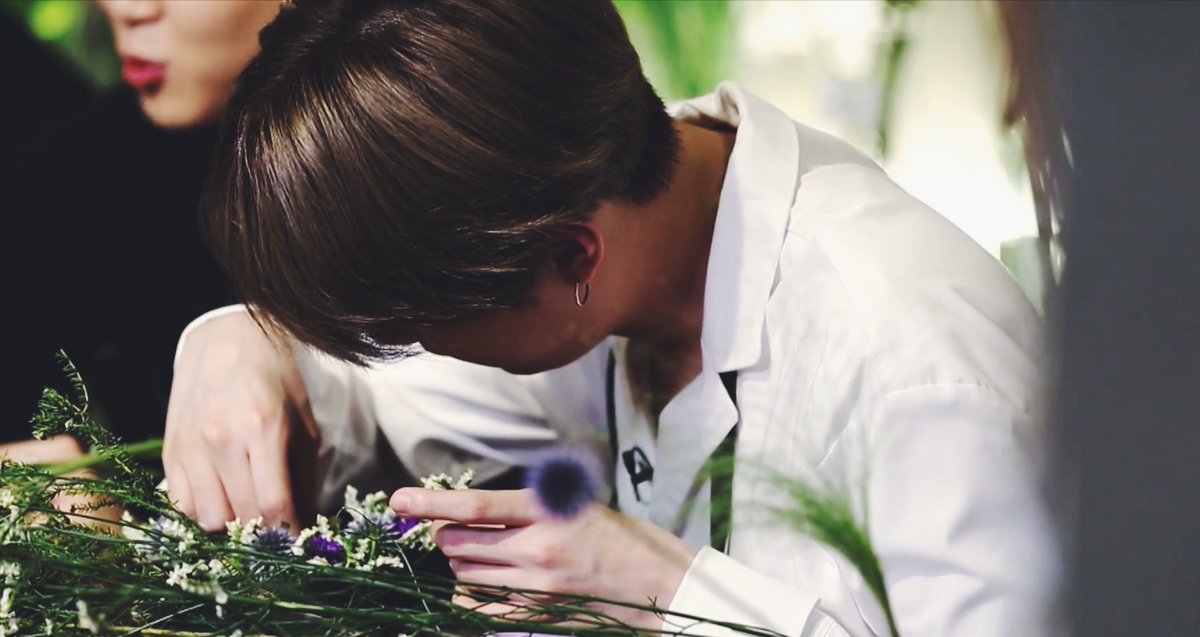 Favourite physical feature?Yoongi : I love my fingers- -An aesthetic thread - - @BTS_twt   #RunBTS