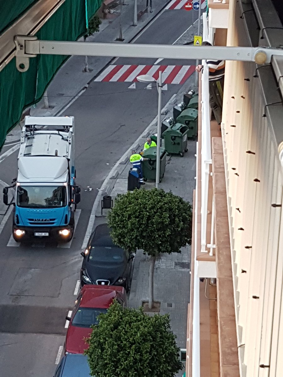 ORIOLRiatos's tweet photo. @ajsantfeliu  tots els contenidors buits a dins del camió. I ara a repetir la brillant acció amb els següent grup que està més avall del carrer. Em trec el barret! Vergonya! https://t.co/xzMTuTl9yg
