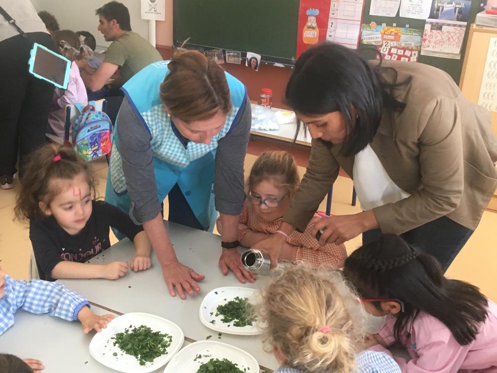 cpb_ileonor's tweet photo. ...Y seguimos con la Semana Cultural 2020, dedicada a "Las Profesiones". Talleres de Cocina y Pintura, hicieron las delicias de pequeños y mayores.😜🖌️🥦🍕 https://t.co/ihtcNhOXjZ