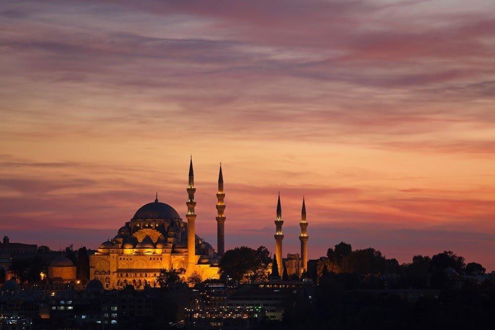 Bosna'dan Bağdat'a, Kudüs'ten Mekke'ye yüzlerce şehir arasında İstanbul'u bir altın çağın zirvesine oturtan Koca Mimar Sinan'ın ölüm yıl dönümü bugün. Taş üstüne taş koyarak inşa ettiğin, koynunda uyduğun dünyanın en güzel şehri İstanbul'a gözümüz gibi bakacağız.