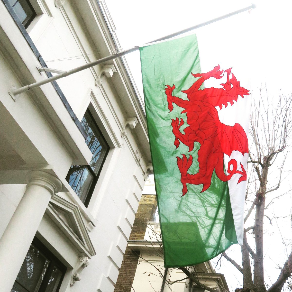 stephenmahoneym's tweet photo. My picture, the Welsh Flag flying, my job made me become a nomad, traveling around the world. I was touched at seeing my country flag at lunch date in London's most gracious & glamorous host #JackieStClair, London home There 2 was fellow Welshman Fashion Designer @JulienMacdonald https://t.co/lXGYlwcBsQ