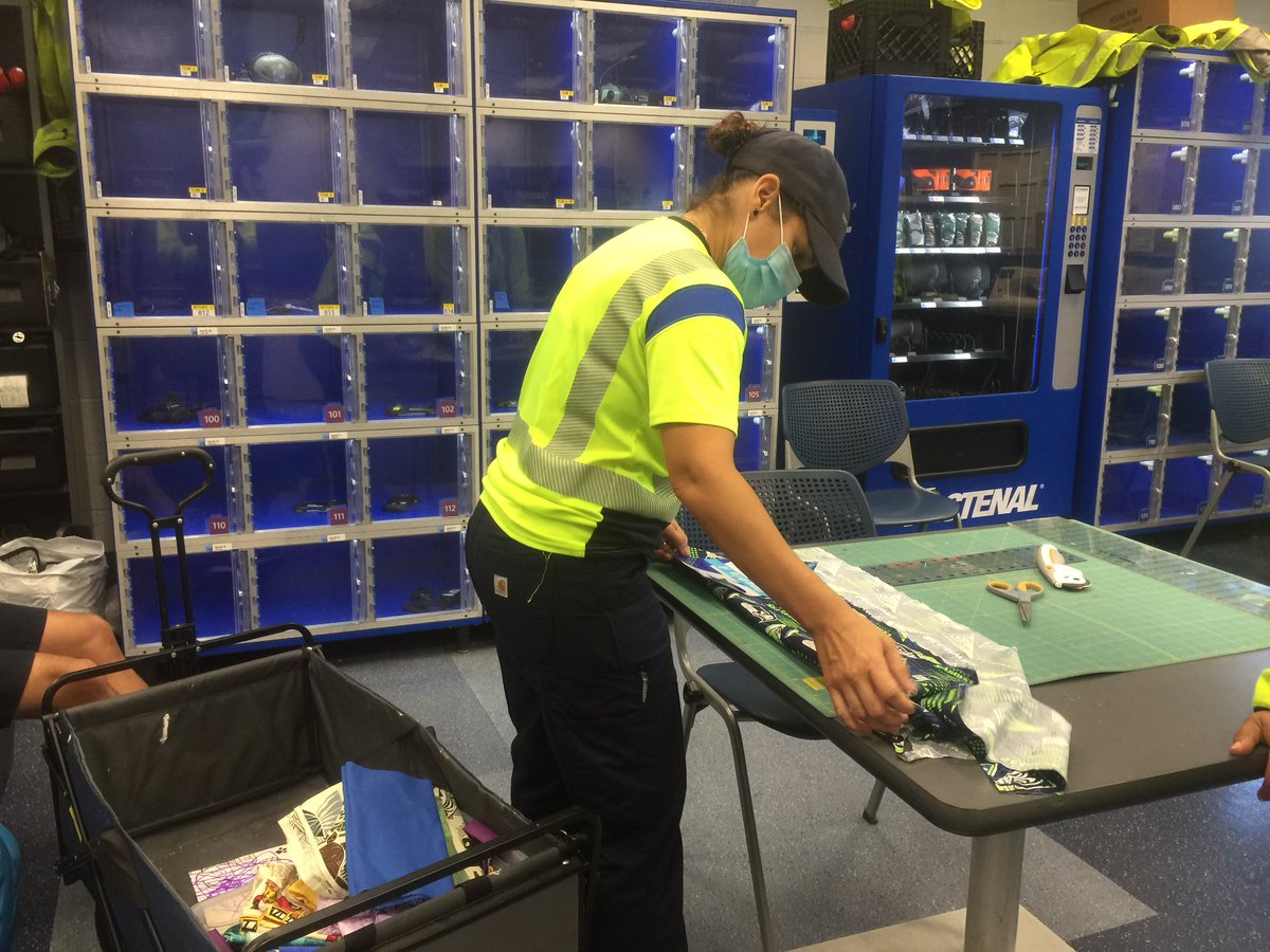 RaphaelatUnited's tweet photo. HNL continuing to spread the Hope &amp; Aloha uniting together crafting #PPE for those on the frontline 😷#UnitedTogether #HNLProud @weareunited #Core4Caring @Auggiie69 @barkleyscotty @ErnieAtUnited @UAjetlagclub https://t.co/au6KbNAQyF