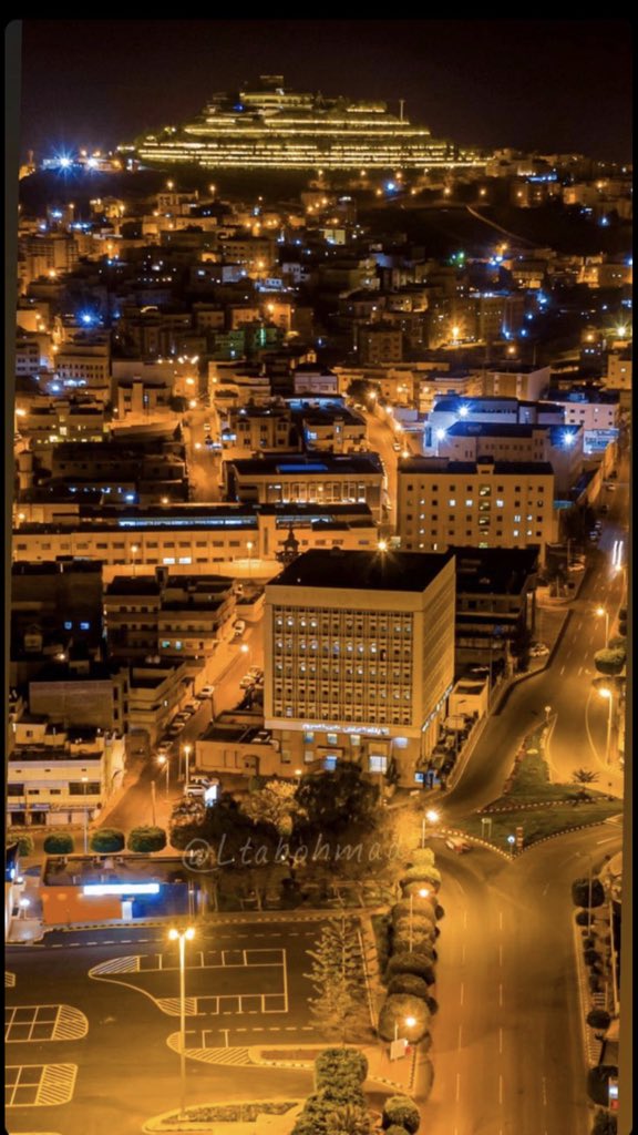 أبها ..
وهل ثمة " أنثى " 
تعلمنا أبجديات " العشق " 
و " الحنين " 
و " الحب " 
كـ هذه الأنثى الفارهة جداً ... 

بعدسة :- عبداللطيف أبو حماد