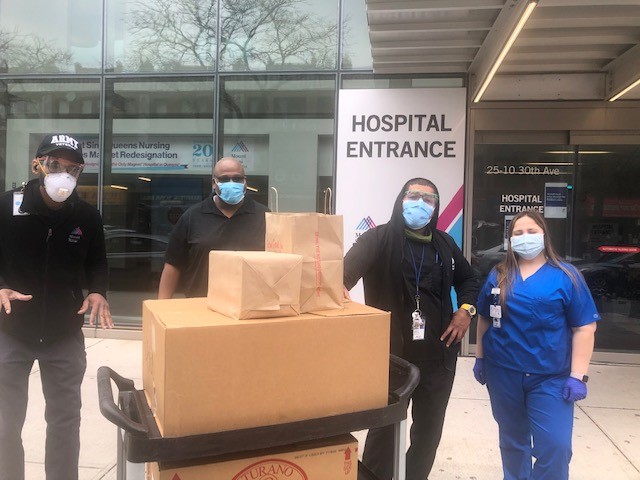 ItsInQueens's tweet photo. Thanks to Queens @ApplebeesNY! They prepared fresh meals for @MountSinaiNYC in #Astoria as part of Fuel the Frontlines with @QueensBP2020. Info: https://t.co/8UsnVPcQSs https://t.co/Eoc3Teebtm