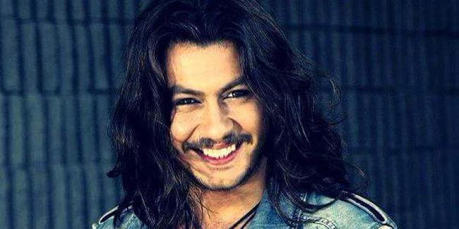 O , akıp geçen berrak bir su oldu hayatımızdan ; dışı neyse içi de oydu. 

Saflığı gülüşünde saklıydı. Uzun saçlı, sürmeli gözlü , naif gülüşlü gitar çalan çocuğu çok sevdik... 

Akarsuydu.  Önce dere sonra nehir oldu ve en sonunda denize kavuşup huzur buldu... 🙏

#BarışAkarsu