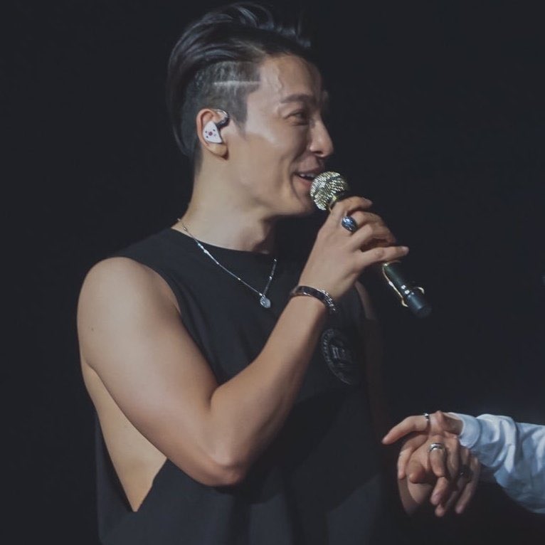 donghae’s arms: a thread