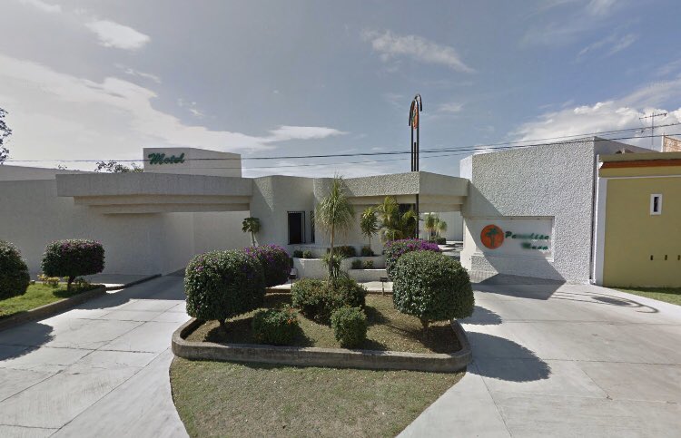  3) The girls go to find Marcela at ‘Hotel Paradise’, in real life this is the Motel Paradise Moon in Oaxaca  #Desenfrenadas  #DesenfrenadasNetflix