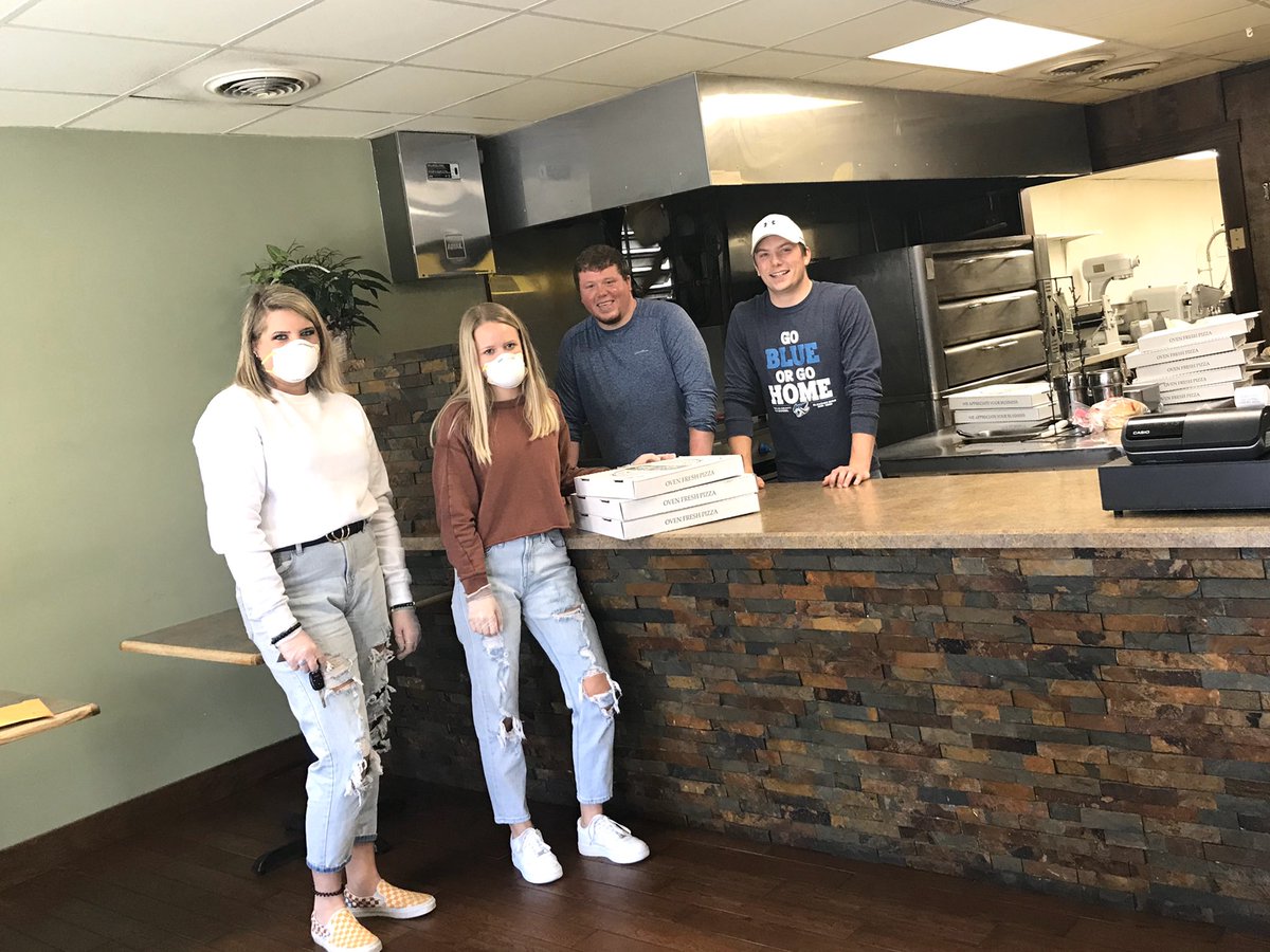 fc_senior's tweet photo. Today we were able to donate 30 Pizza Pete pizzas to our local healthcare workers, businesses, &amp; law enforcement as a thank you for everything they do for our community. Thank you to all the seniors who participated in the game &amp; donated their money back. https://t.co/LkkwzmMtwK
