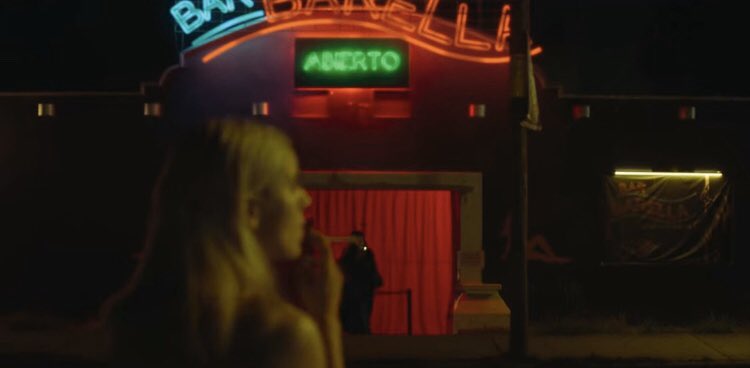 Interestingly, the bar where Marcela works ISN’T actually across the street from the hotel, it’s only thanks to some clever camera trickery that it looks like it is!  #Desenfrenadas  #DesenfrenadasNetflix