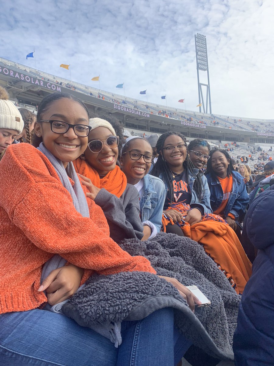 Hey #blackuva 
My name is Deja
Nursing major🩺
Class of ‘23
I’d love to answer any questions you may have!🧡💙#uva24