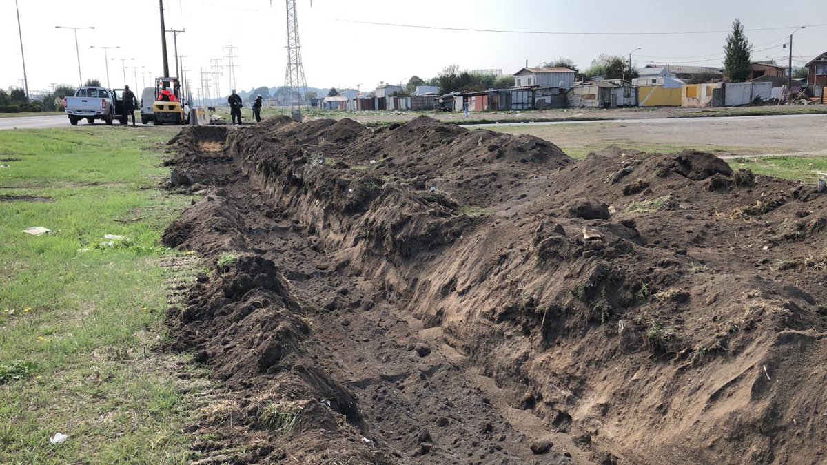 AGonzalezMella's tweet image. AHORA| Con profunda zanja al costado de la Costanera hacen respetar la cuarentena por #Covid_19 en Hualpén. La improvisada trinchera busca evitar que vehículos conecten con la calzada, que evadan el cordón sanitario y que violen cuarentena. "Por la razón o la zanja". @Sabescl