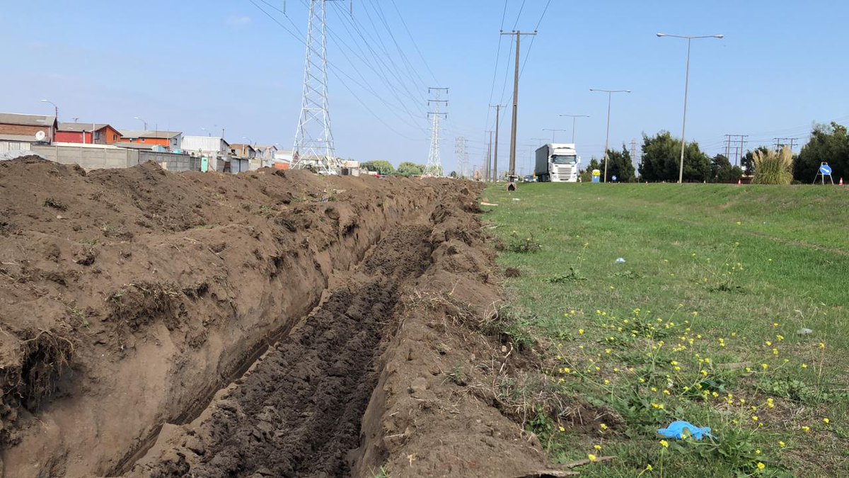 AGonzalezMella's tweet image. AHORA| Con profunda zanja al costado de la Costanera hacen respetar la cuarentena por #Covid_19 en Hualpén. La improvisada trinchera busca evitar que vehículos conecten con la calzada, que evadan el cordón sanitario y que violen cuarentena. "Por la razón o la zanja". @Sabescl